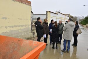 Grupo de personas discutiendo sobre la construcción del gimnasio en Astudillo.