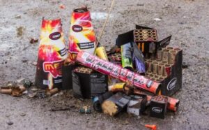 Pilas de petardos y fuegos artificiales en el suelo