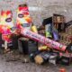 Pilas de petardos y fuegos artificiales en el suelo