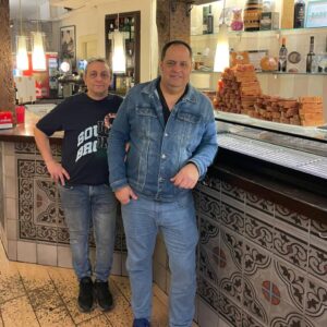 Propietarios del Bar Bocoy en un ambiente acogedor y familiar.