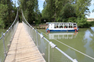 El Barco Marqués de la Ensenada navega por el Canal de Castilla en Herrera de Pisuerga.