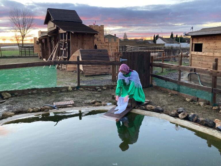 Mujer en un belén etnográfico con animales vivos en Marcilla de Campos