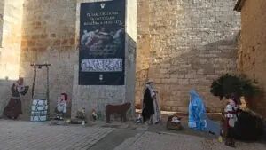 Belén exterior instalado junto a la Iglesia de Husillos con figuras navideñas.