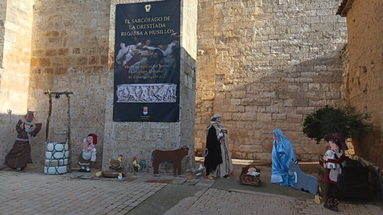 Belén exterior instalado junto a la Iglesia de Husillos con figuras navideñas.