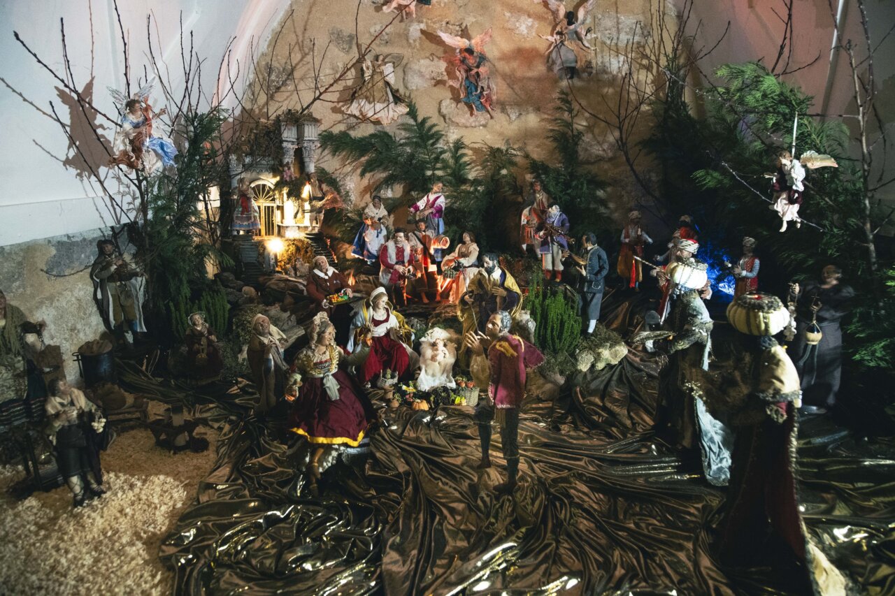 Vista del Belén Napolitano en la iglesia de Husillos con figuras detalladas