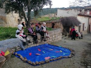 Niños participando en un belén viviente en Astudillo