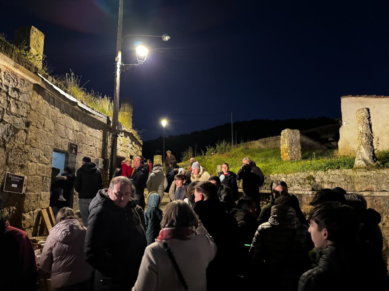 Multitud de personas en un belén viviente en Astudillo durante la noche
