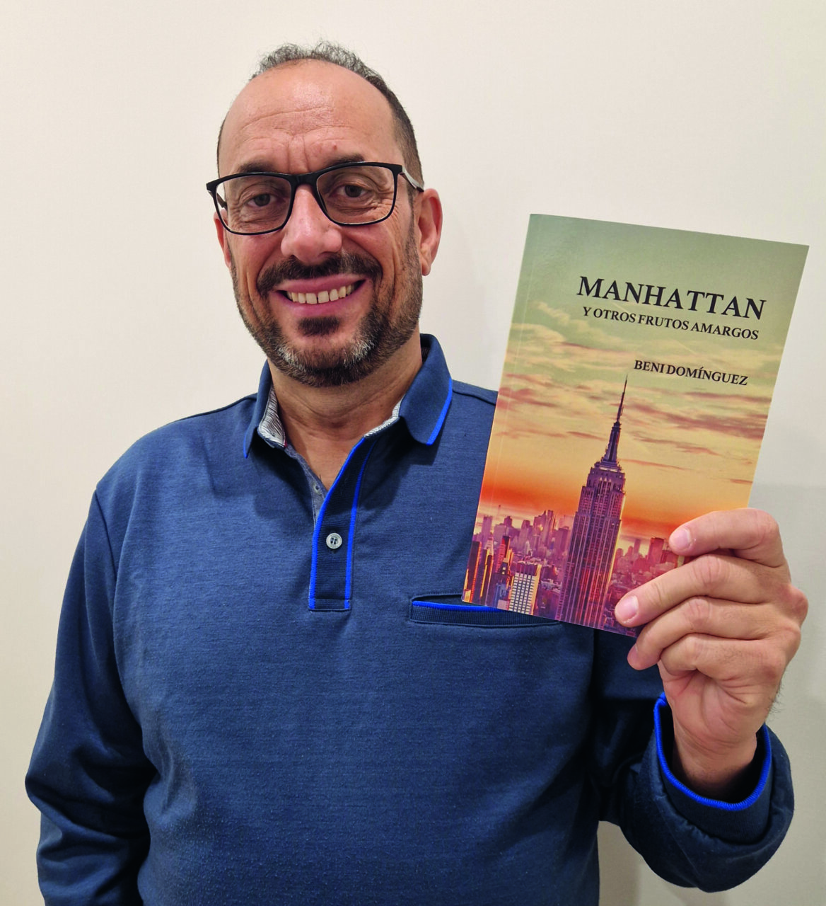 Beni Domínguez sosteniendo su libro Manhattan y otros frutos amargos