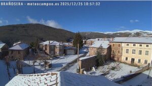 Vista de Brañosera cubierta de nieve en Navidad