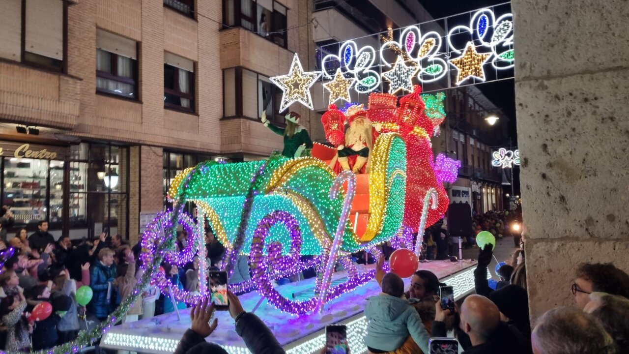 Carroza iluminada con Santa Claus en la cabalgata de Navidad