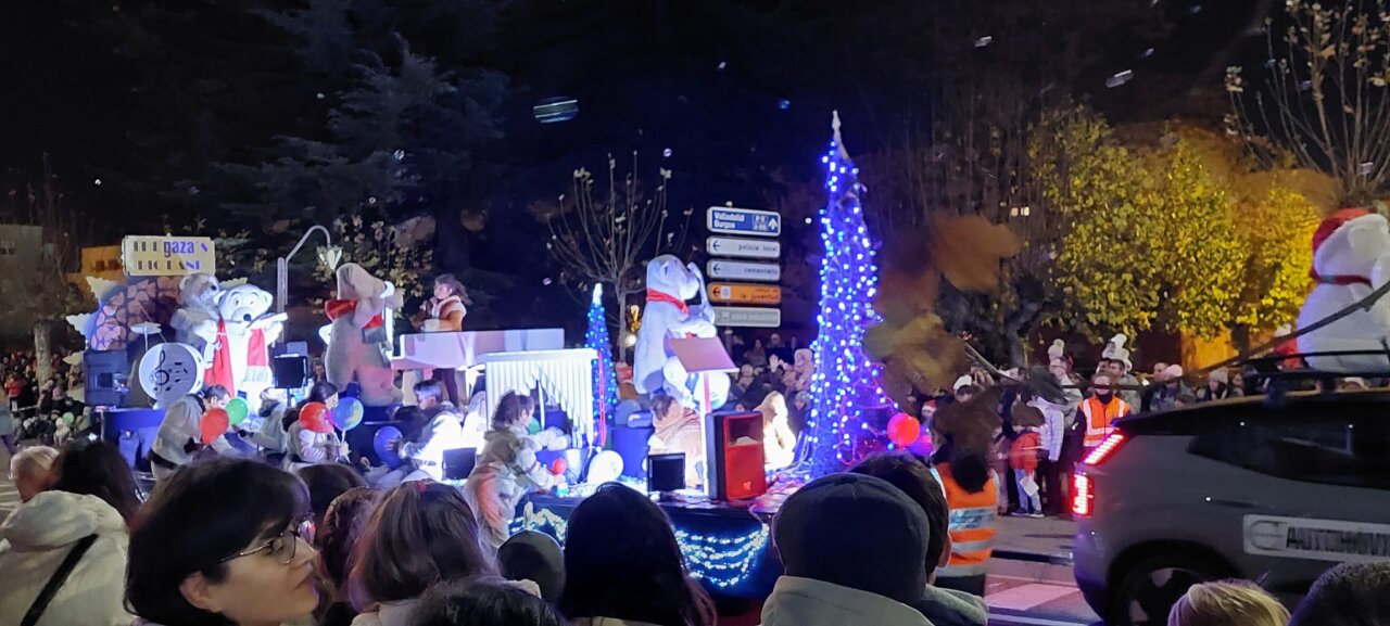 Desfile navideño con Papá Noel y personajes de cuentos en Palencia