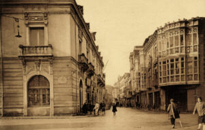 Vista histórica de la calle Don Sancho en Palencia con edificios antiguos.
