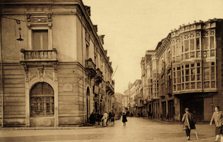 Vista histórica de la calle Don Sancho en Palencia con edificios antiguos.