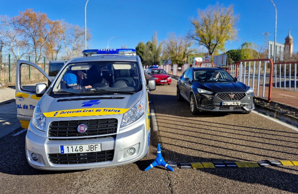 Control de tráfico con vehículos de la Policía Local de Palencia