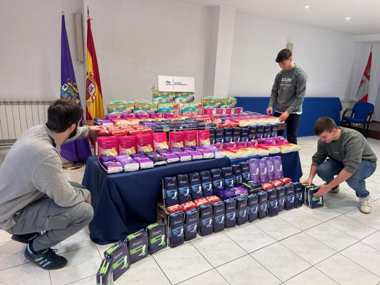 Jóvenes organizando productos de higiene en una campaña solidaria