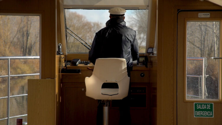 Capitán navegando en el Canal de Castilla desde el barco Juan de Homar
