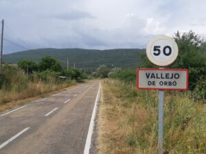 Señal de tráfico en la carretera hacia Vallejo de Orbó