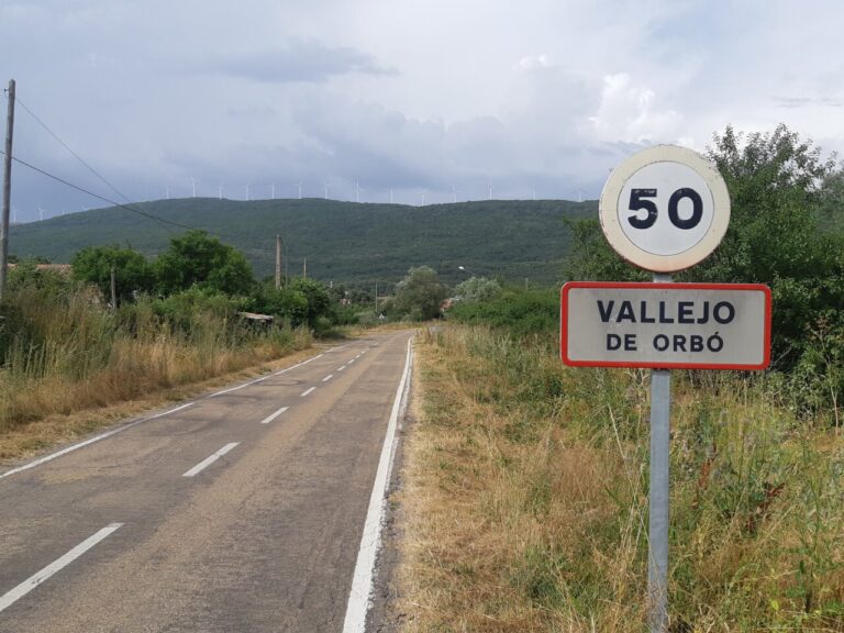 Señal de tráfico en la carretera hacia Vallejo de Orbó
