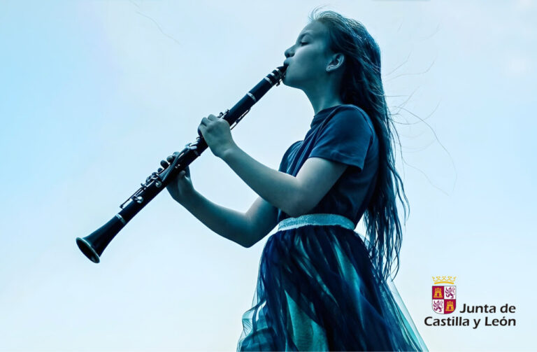 Niña tocando un clarinete en un evento musical de invierno