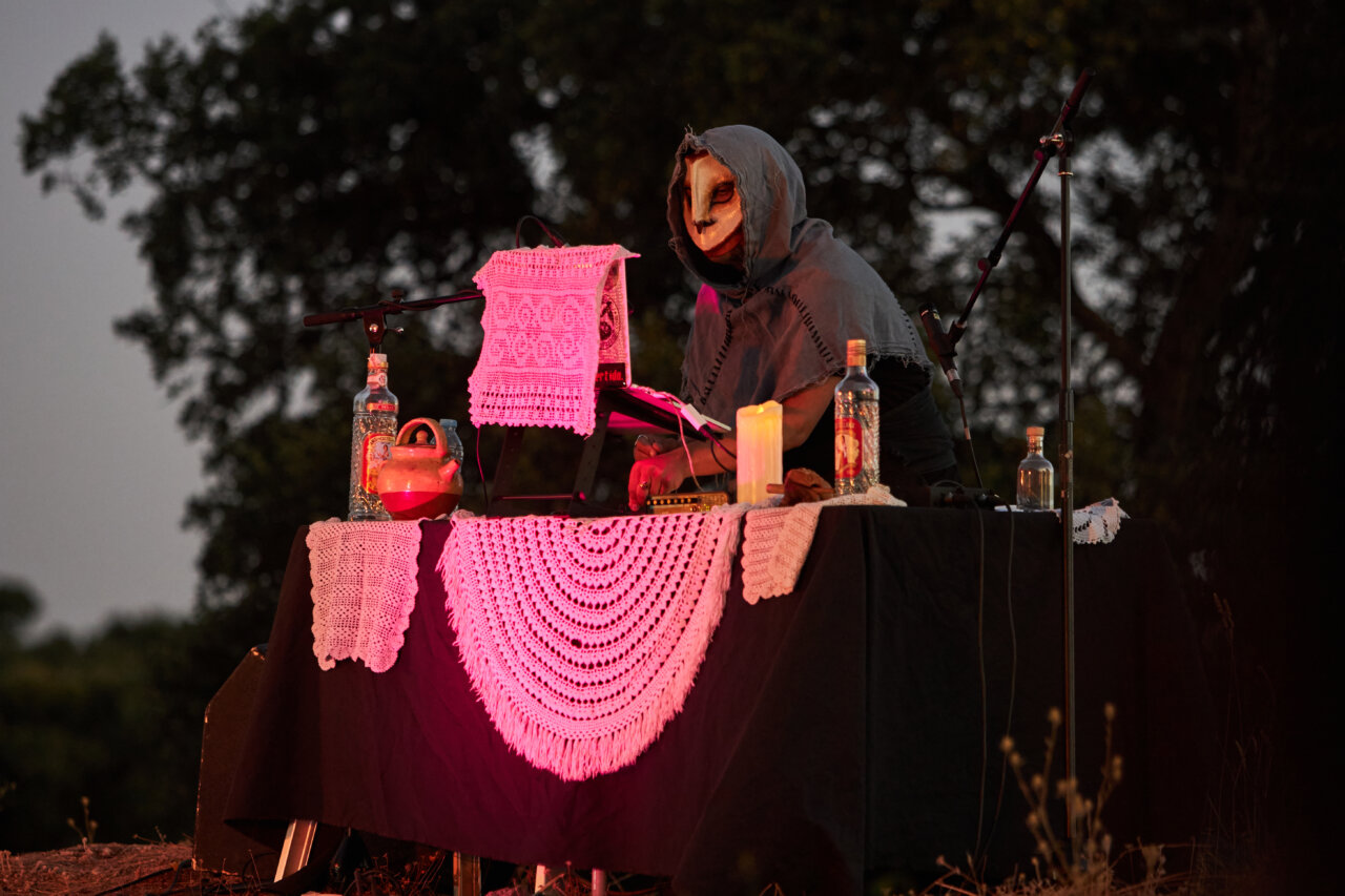 DJ Castora Herz actuando en un evento de folktrónica en Palencia