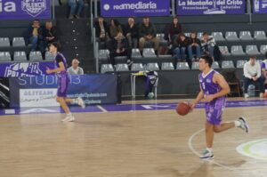 Jugadores del C.B. Palencia en un partido de baloncesto