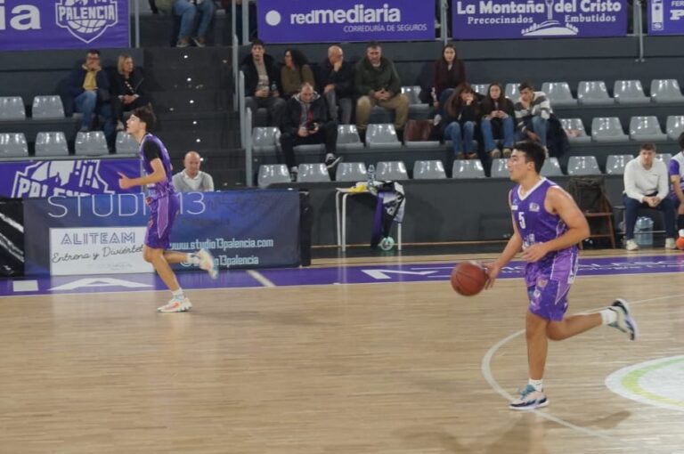 Jugadores del C.B. Palencia en un partido de baloncesto