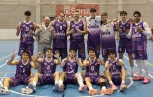 Jugadores del C.B. Palencia celebrando su victoria en un partido de baloncesto