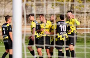Jugadores del CD Astudillo celebrando un gol en un partido de fútbol