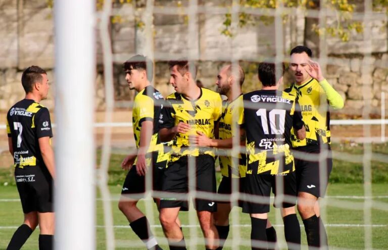 Jugadores del CD Astudillo celebrando un gol en un partido de fútbol