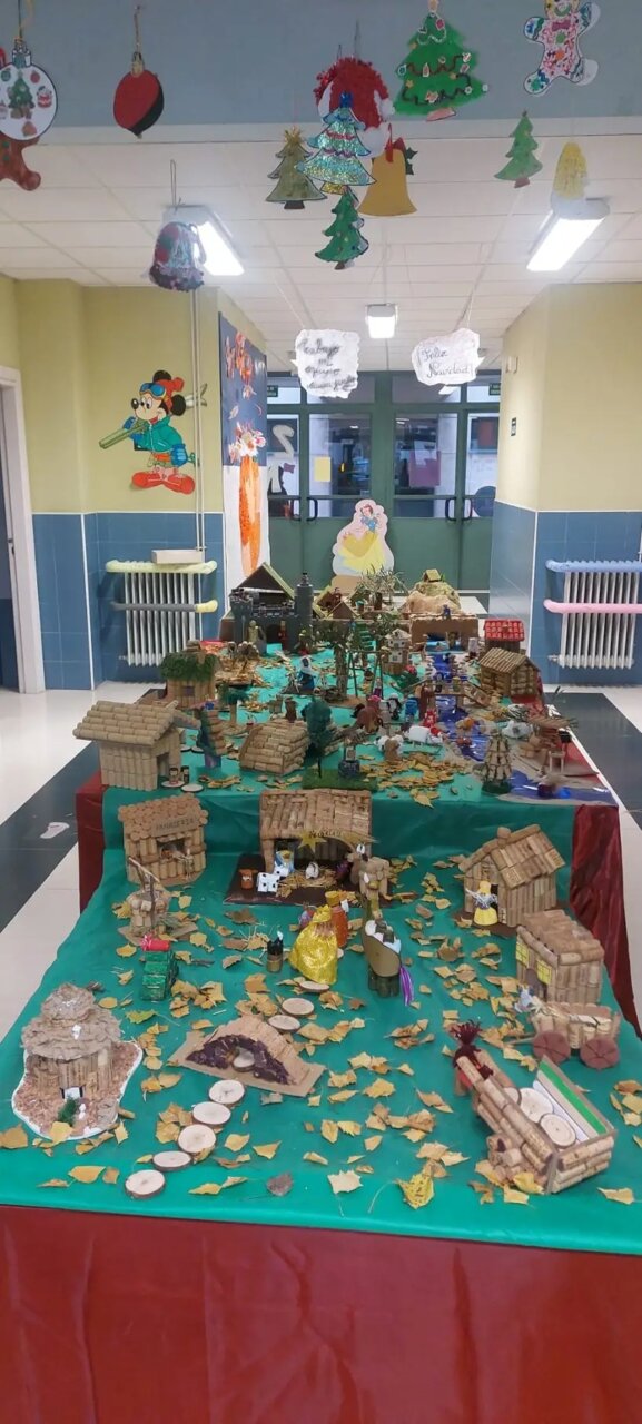 Belén navideño elaborado por el CEIP Sofía Tartilán en un concurso escolar.