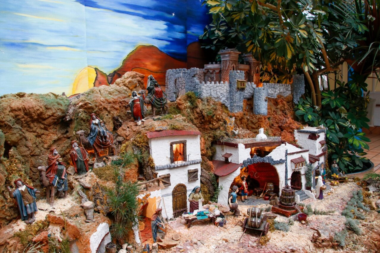 Belén del Centro Asistencial San Juan de Dios con figuras y paisaje