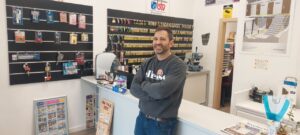 Interior de la cerrajería Guillermo con llaves y cerraduras en exhibición