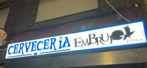 Cartel luminoso de la cervecería Embrujo Plaza en Guardo