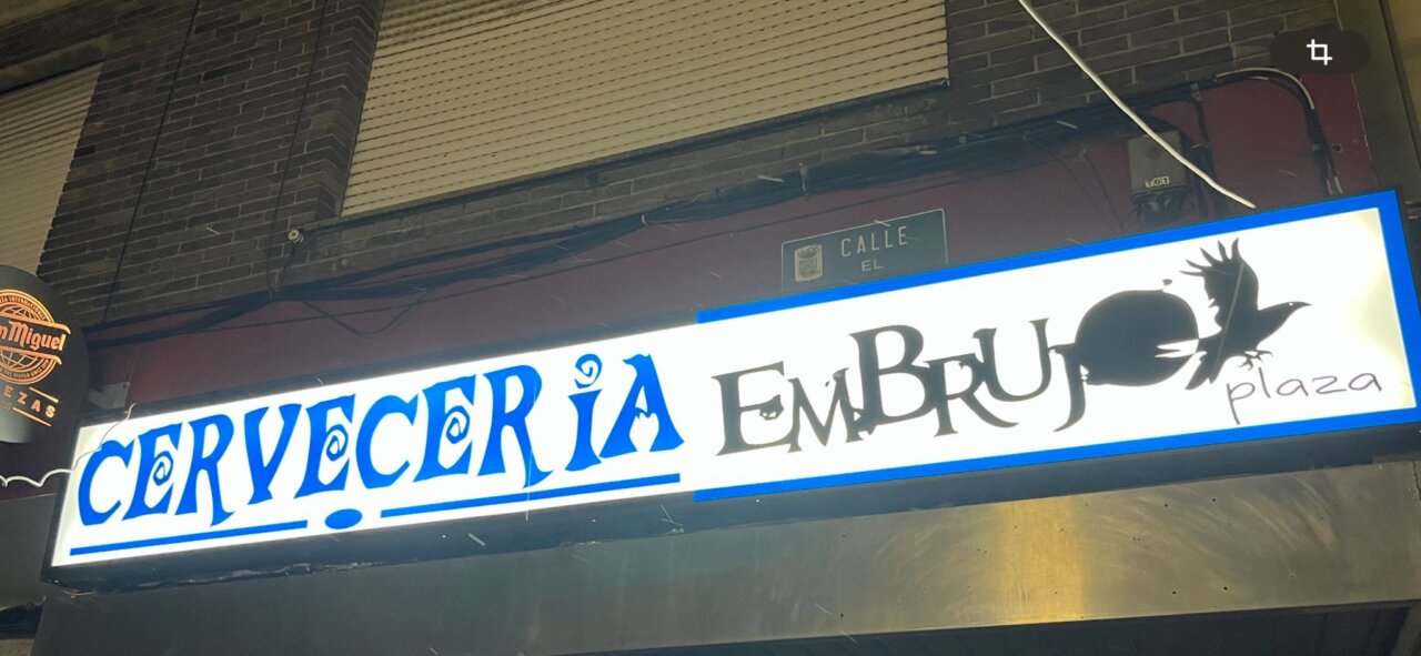 Cartel luminoso de la cervecería Embrujo Plaza en Guardo