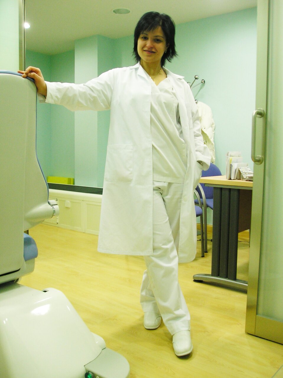 Podólogo en la clínica del pie con bata blanca en consulta