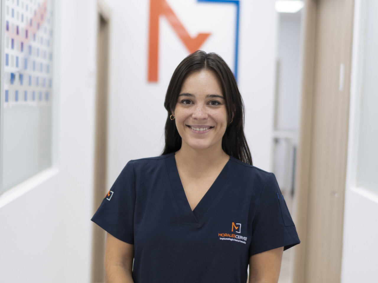 Personal de la clínica Morales Cervera sonriendo en un ambiente profesional