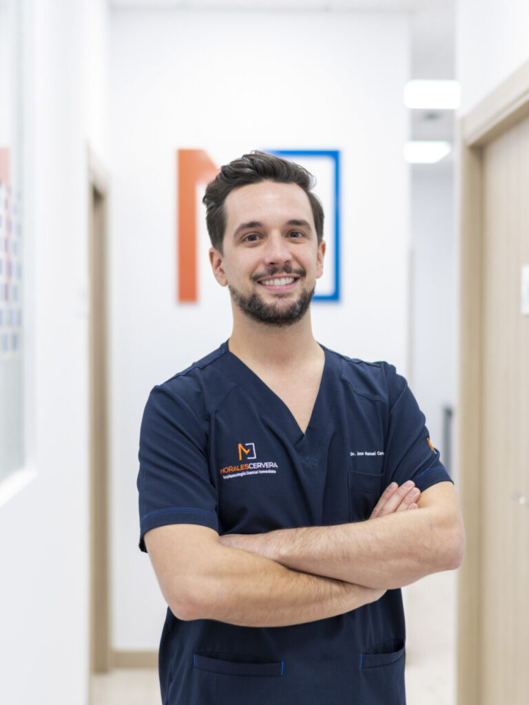 Doctor José Manuel Cervera en la Clínica Morales Cervera sonriendo y con brazos cruzados