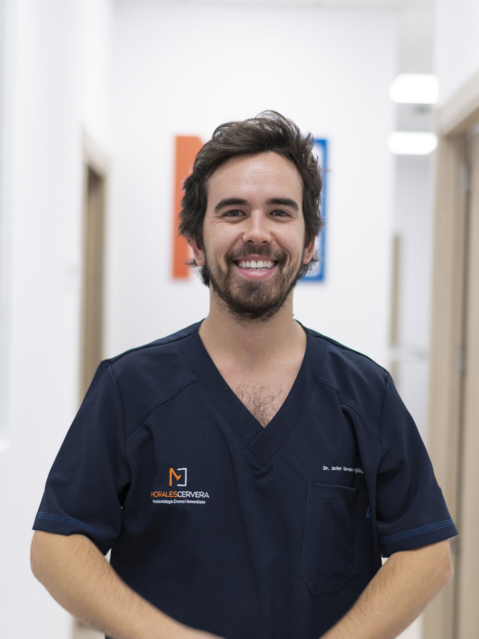 Doctor sonriendo en la Clínica Morales Cervera