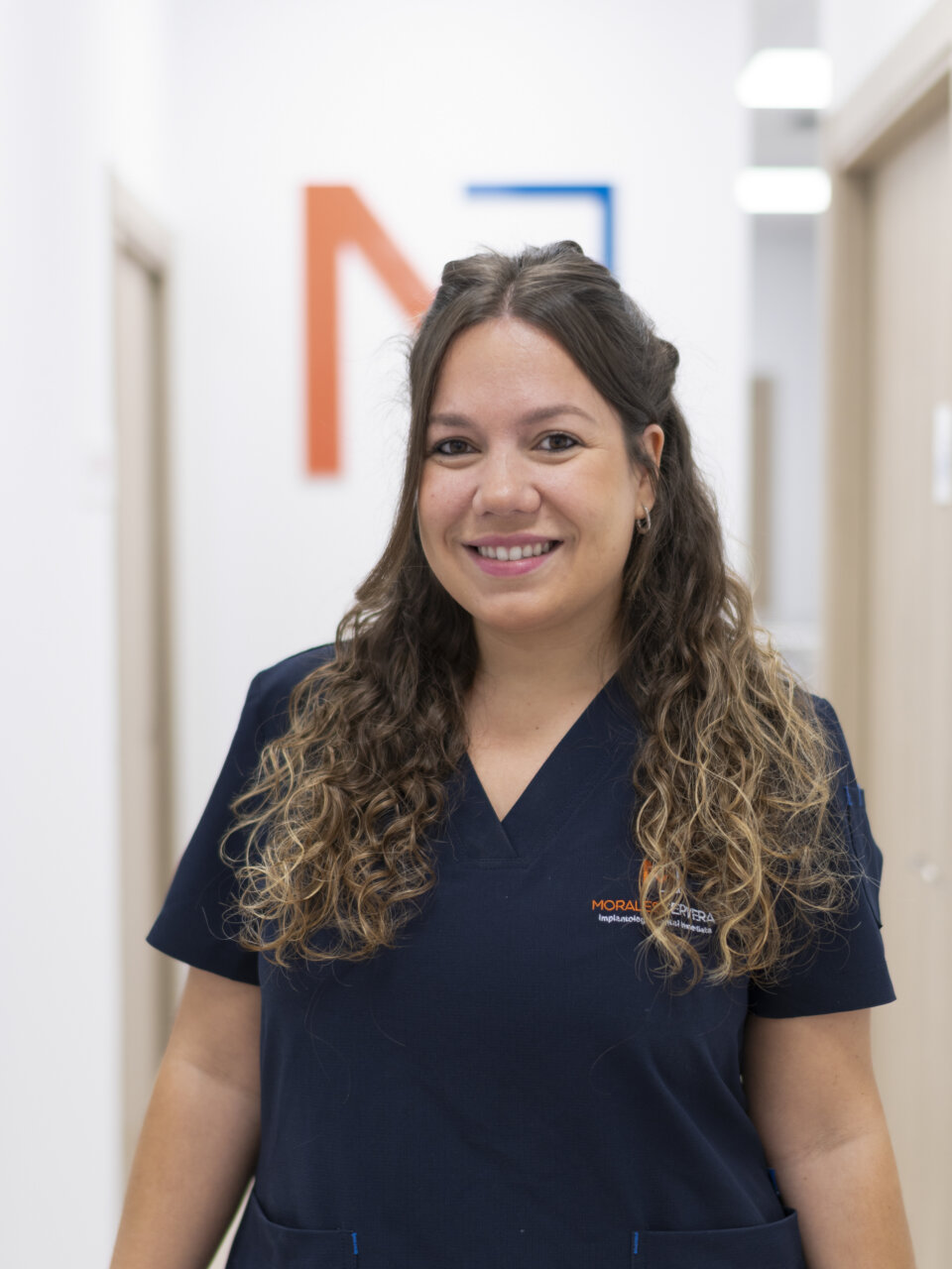 Miembro del equipo de la Clínica Morales Cervera sonriendo en el consultorio