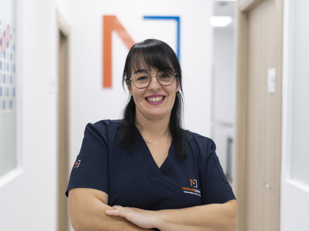 Personal de la Clínica Morales Cervera sonriendo en un ambiente profesional