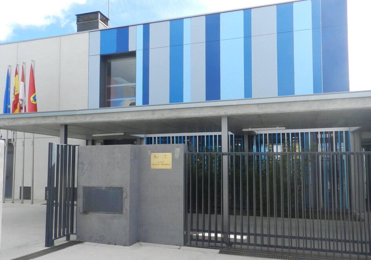Fachada del nuevo colegio con colores geométricos en Dueñas
