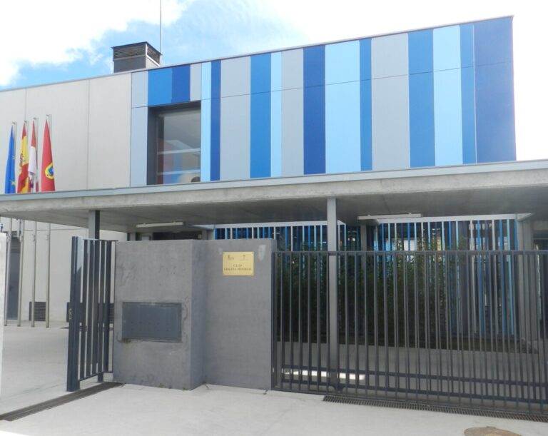 Fachada del nuevo colegio con colores geométricos en Dueñas