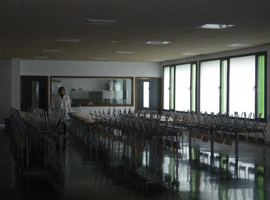 Comedor del futuro colegio de Dueñas con sillas apiladas.