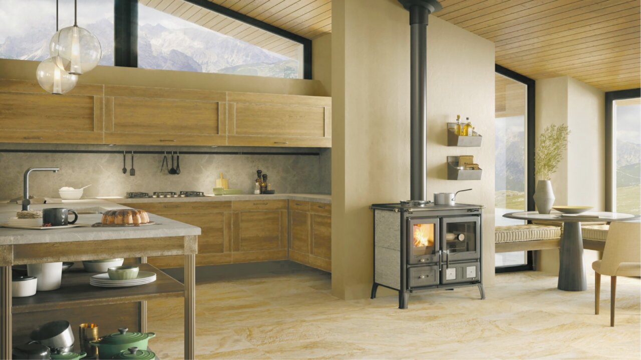 Cocina moderna con estufa de leña y muebles de madera