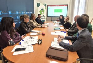 Reunión de la Comisión de Marca de Alimentos de Palencia con varias personas en una mesa