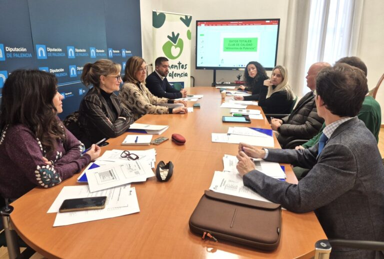 Reunión de la Comisión de Marca de Alimentos de Palencia con varias personas en una mesa
