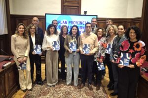 Grupo de personas sosteniendo documentos sobre el IV Plan Provincial de Adicciones