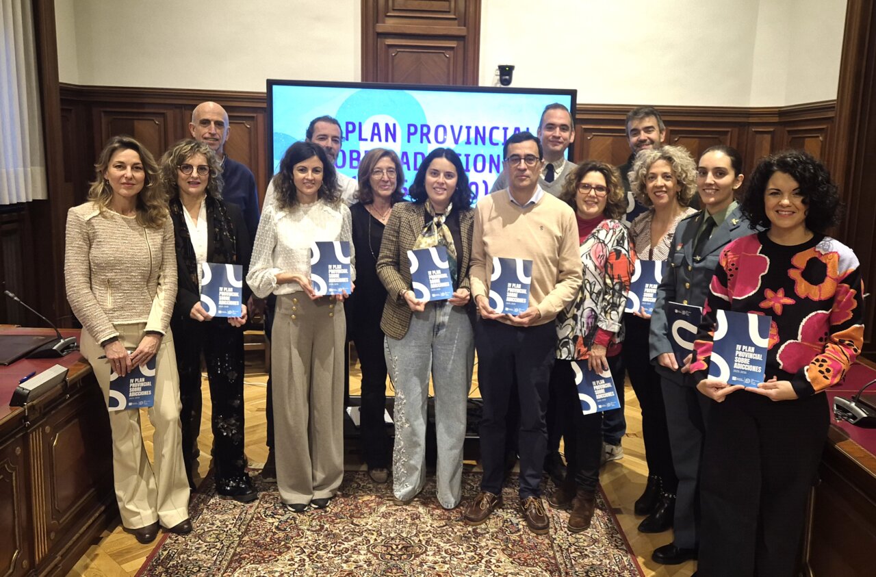 Grupo de personas sosteniendo documentos sobre el IV Plan Provincial de Adicciones