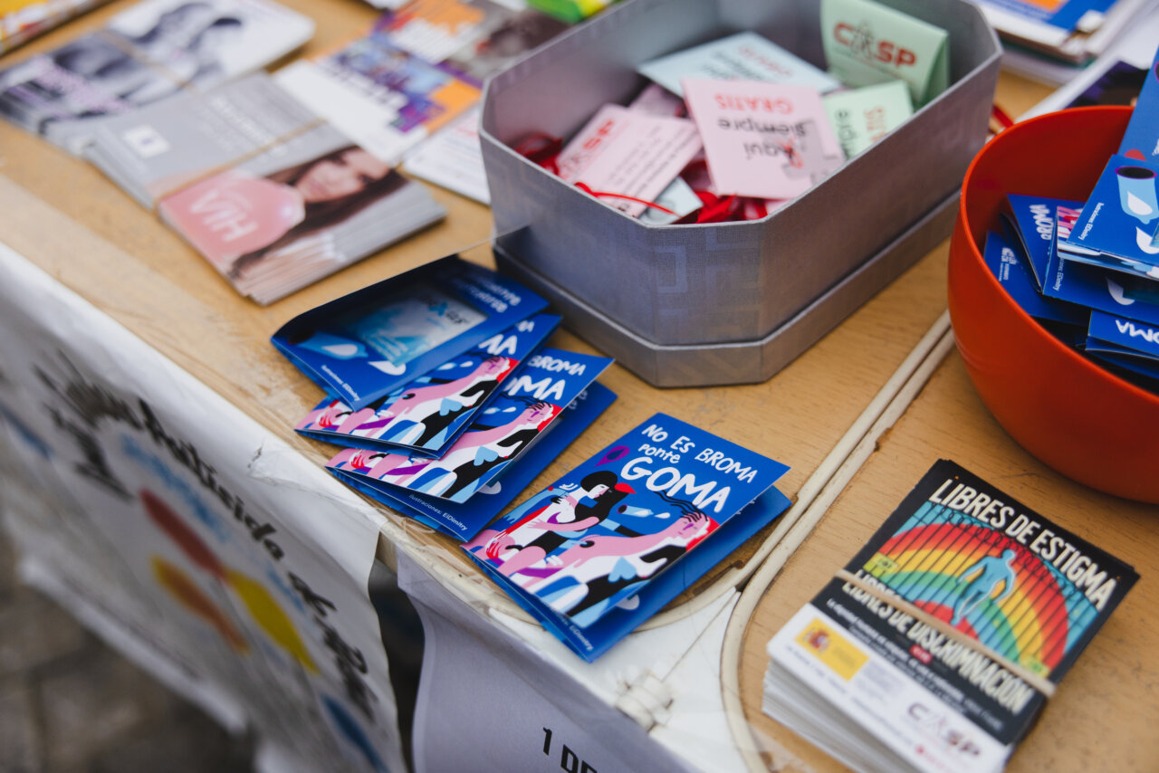 Material informativo sobre VIH y educación sexual en una mesa