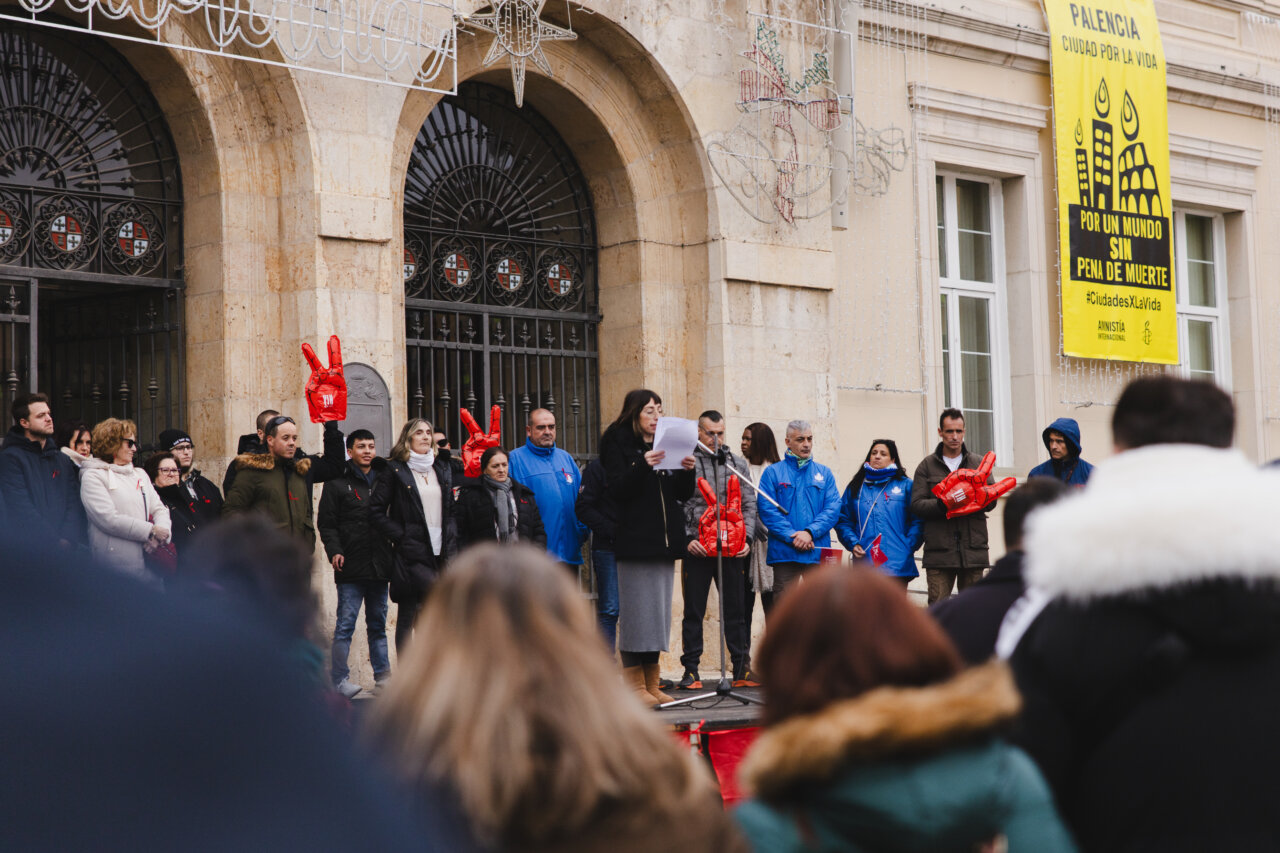 Manifestación del Comité Antisida en Palencia con participantes y pancartas.